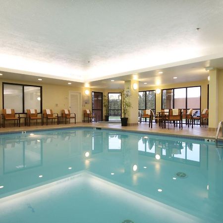 Отель Courtyard By Marriott Flint Grand Blanc Экстерьер фото