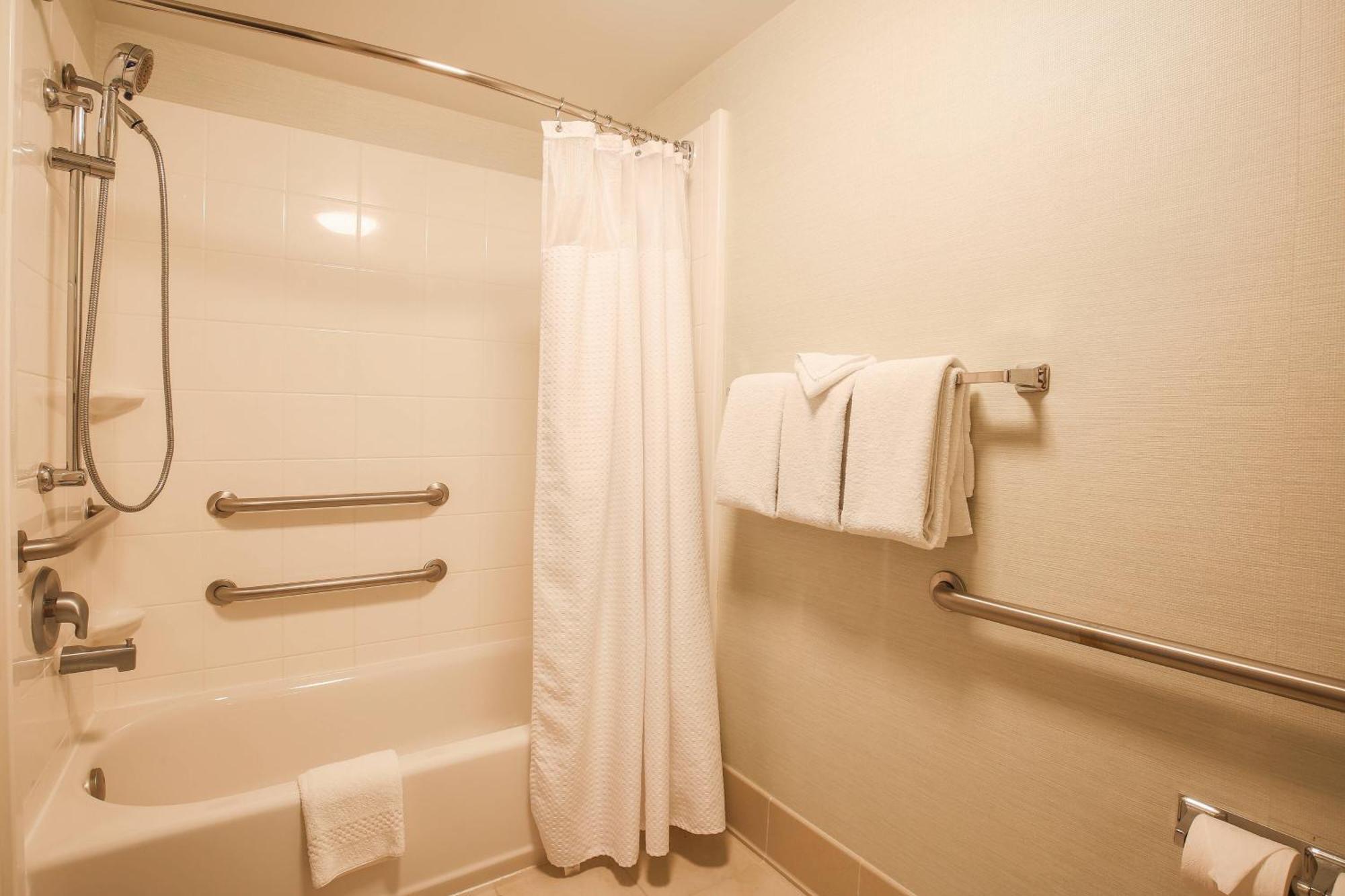 Отель Courtyard By Marriott Flint Grand Blanc Экстерьер фото