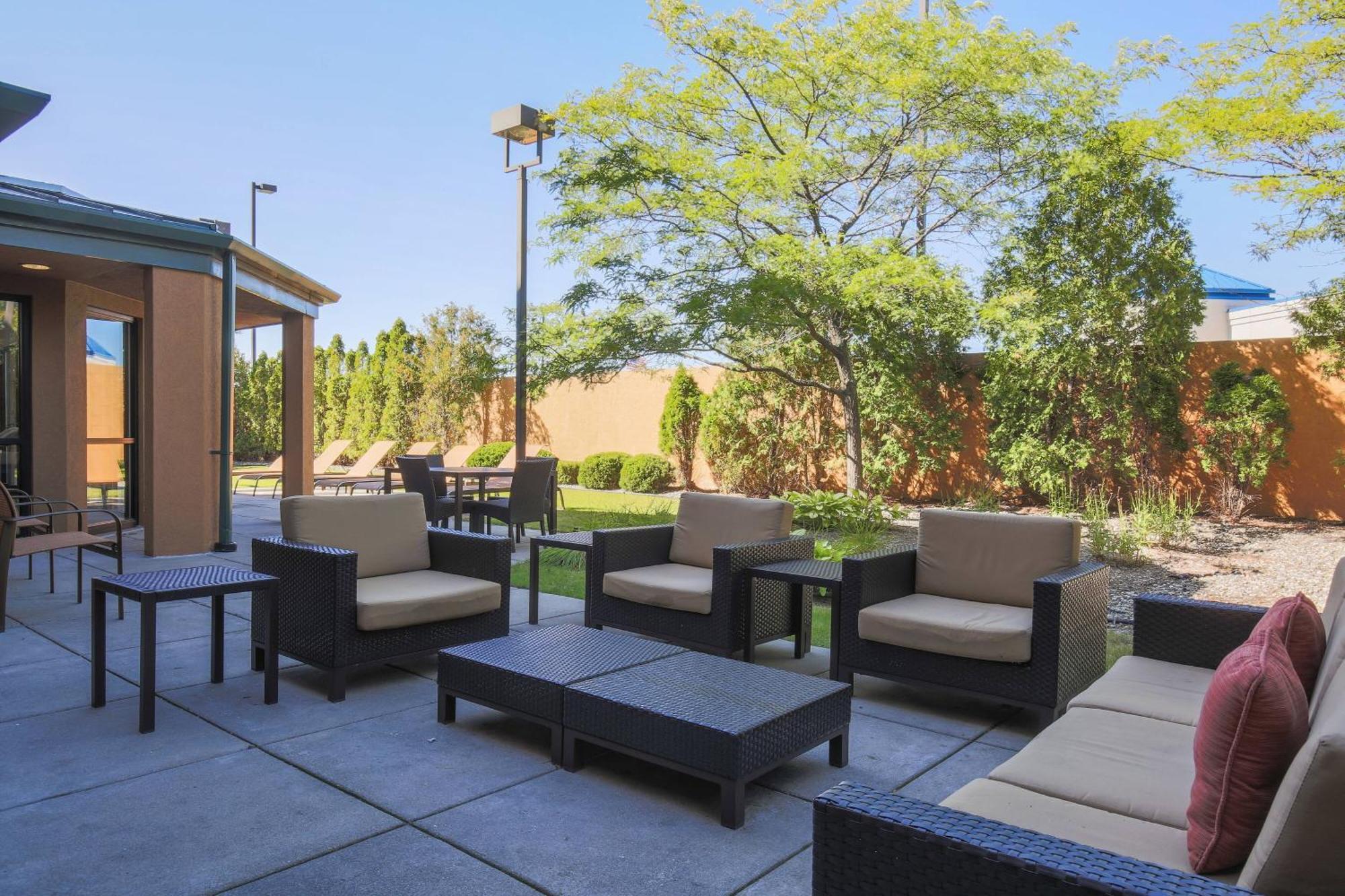 Отель Courtyard By Marriott Flint Grand Blanc Экстерьер фото